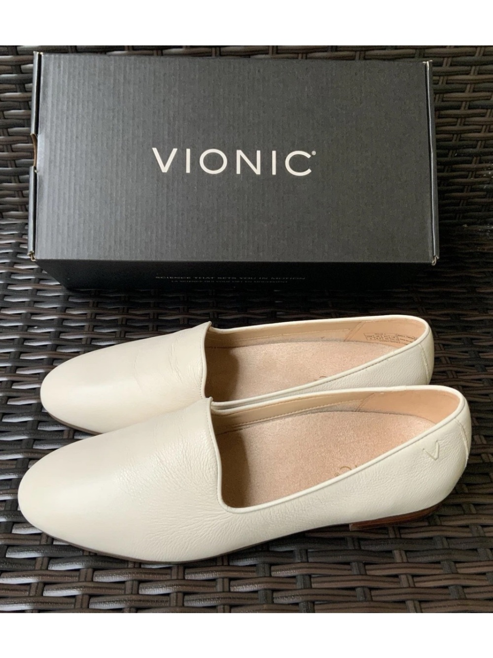 Vionic Willa II Cream Leather Loafers Size 9 New in Box